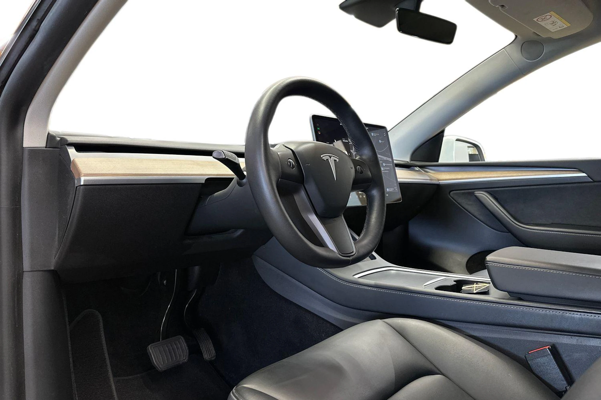 valkoinen Tesla Model Y 2021 kuva 6.