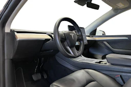valkoinen Tesla Model Y 2021 kuva 6.