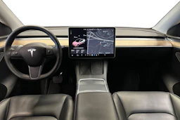 valkoinen Tesla Model Y 2021 kuva 7.