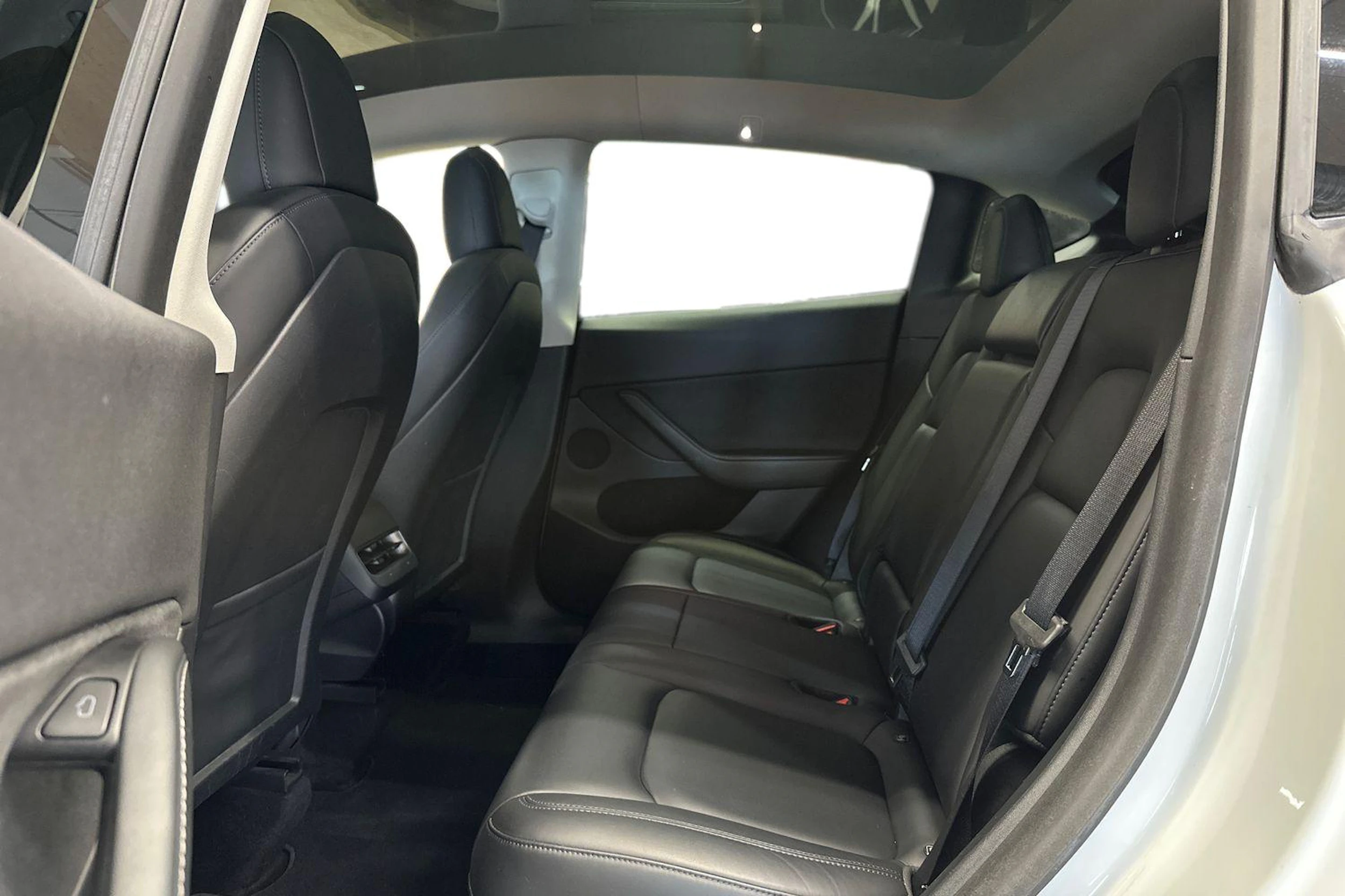 valkoinen Tesla Model Y 2021 kuva 8.