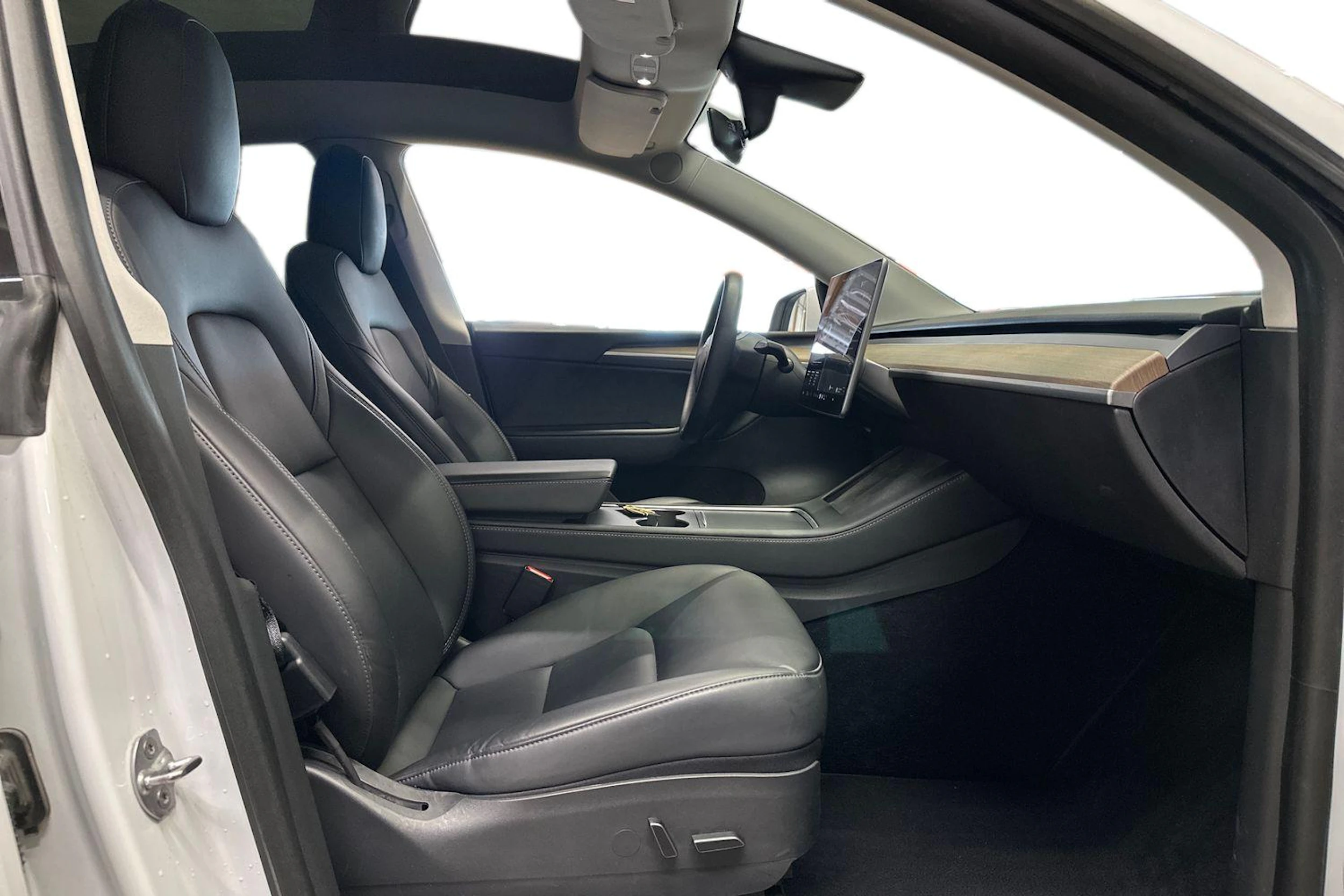 valkoinen Tesla Model Y 2021 kuva 9.