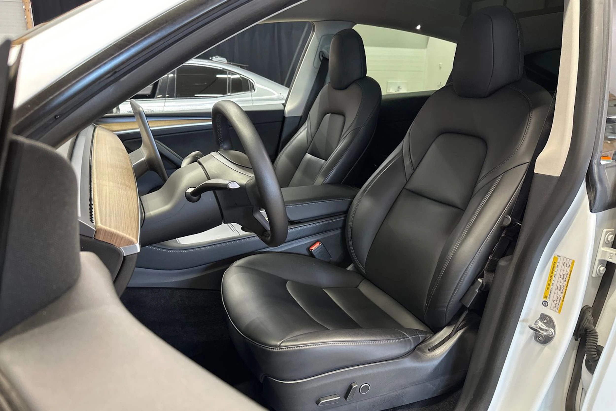 valkoinen Tesla Model Y 2021 kuva 10.