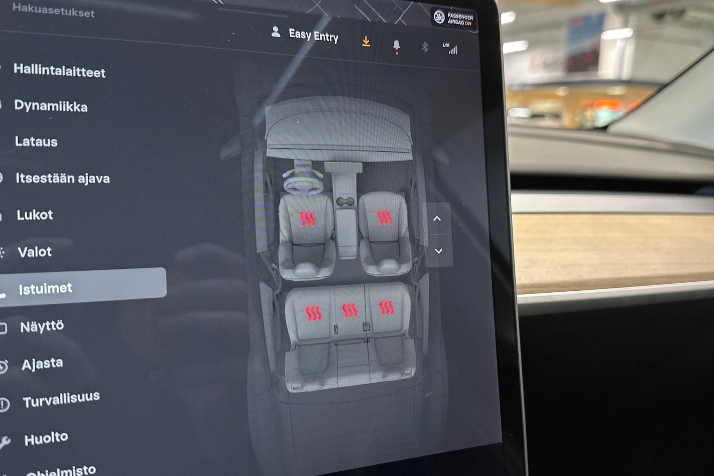 valkoinen Tesla Model Y 2021 kuva 13.