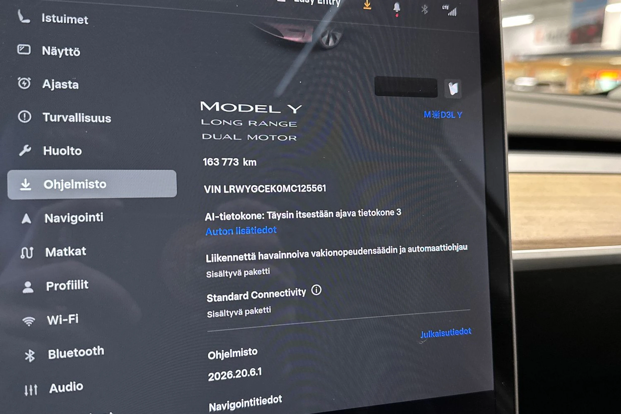 valkoinen Tesla Model Y 2021 kuva 14.