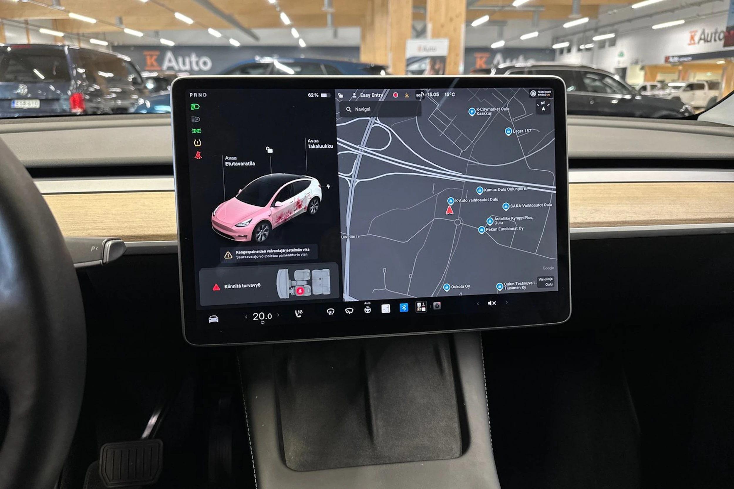 valkoinen Tesla Model Y 2021 kuva 16.
