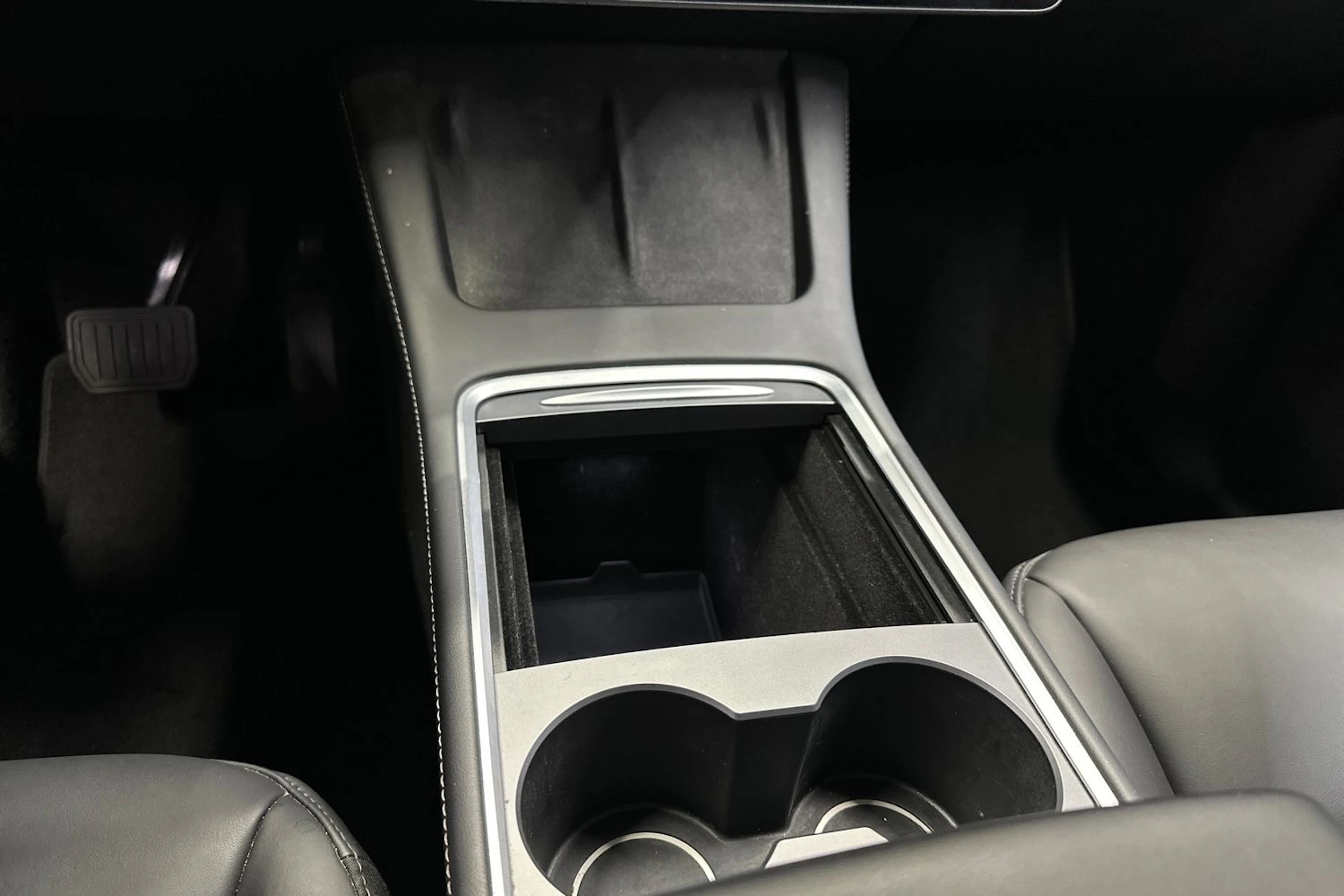 valkoinen Tesla Model Y 2021 kuva 17.