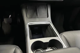 valkoinen Tesla Model Y 2021 kuva 17.