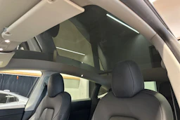 valkoinen Tesla Model Y 2021 kuva 18.