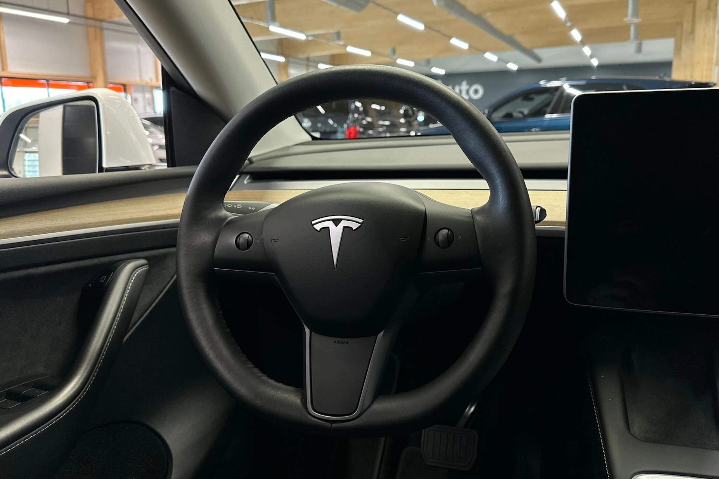 valkoinen Tesla Model Y 2021 kuva 19.