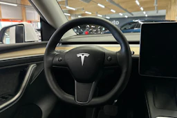 valkoinen Tesla Model Y 2021 kuva 19.
