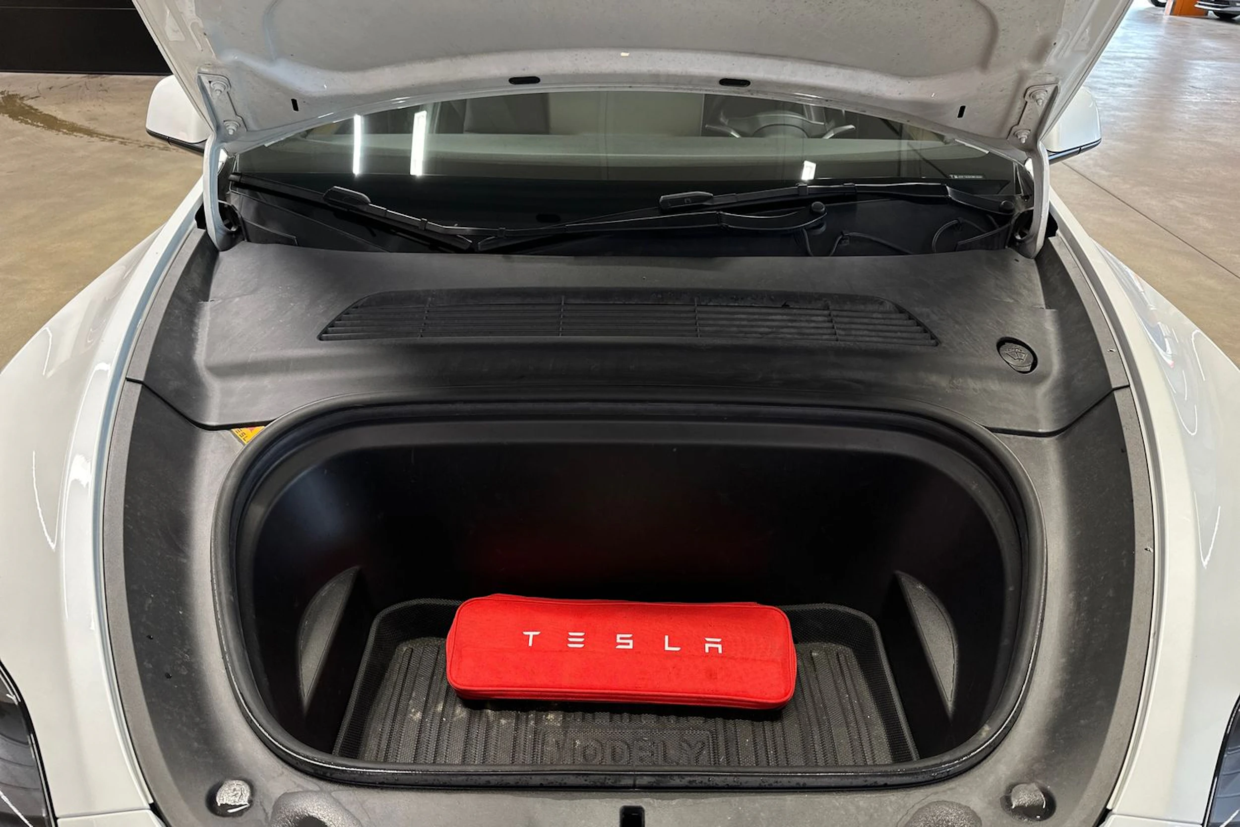 valkoinen Tesla Model Y 2021 kuva 20.