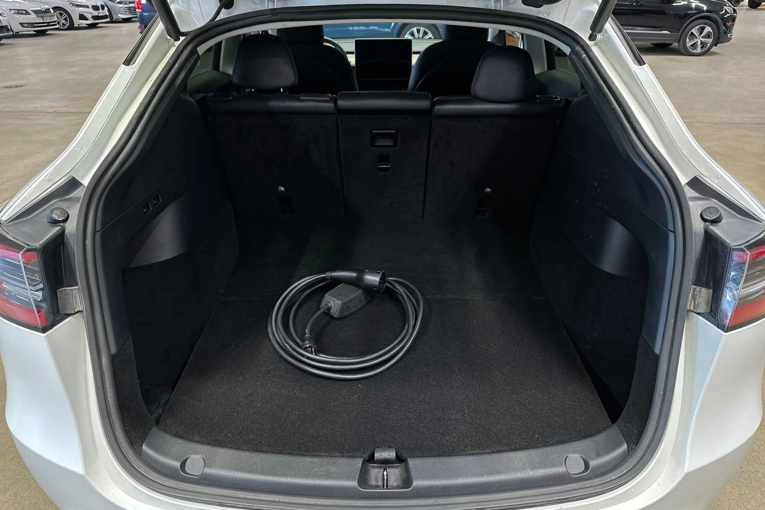 valkoinen Tesla Model Y 2021 kuva 21.