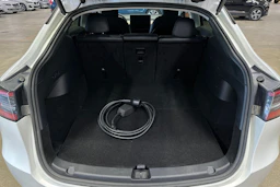 valkoinen Tesla Model Y 2021 kuva 21.