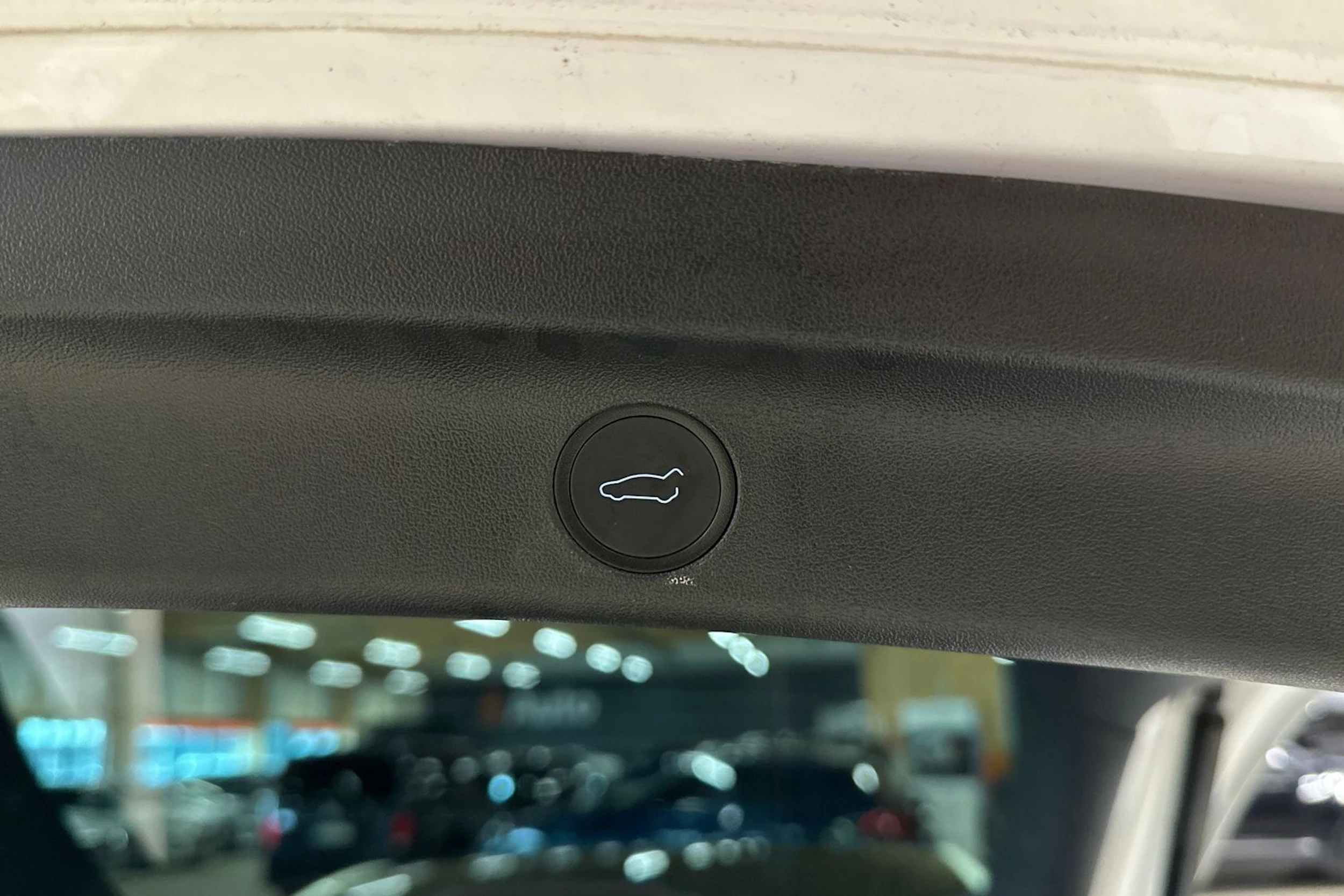 valkoinen Tesla Model Y 2021 kuva 22.
