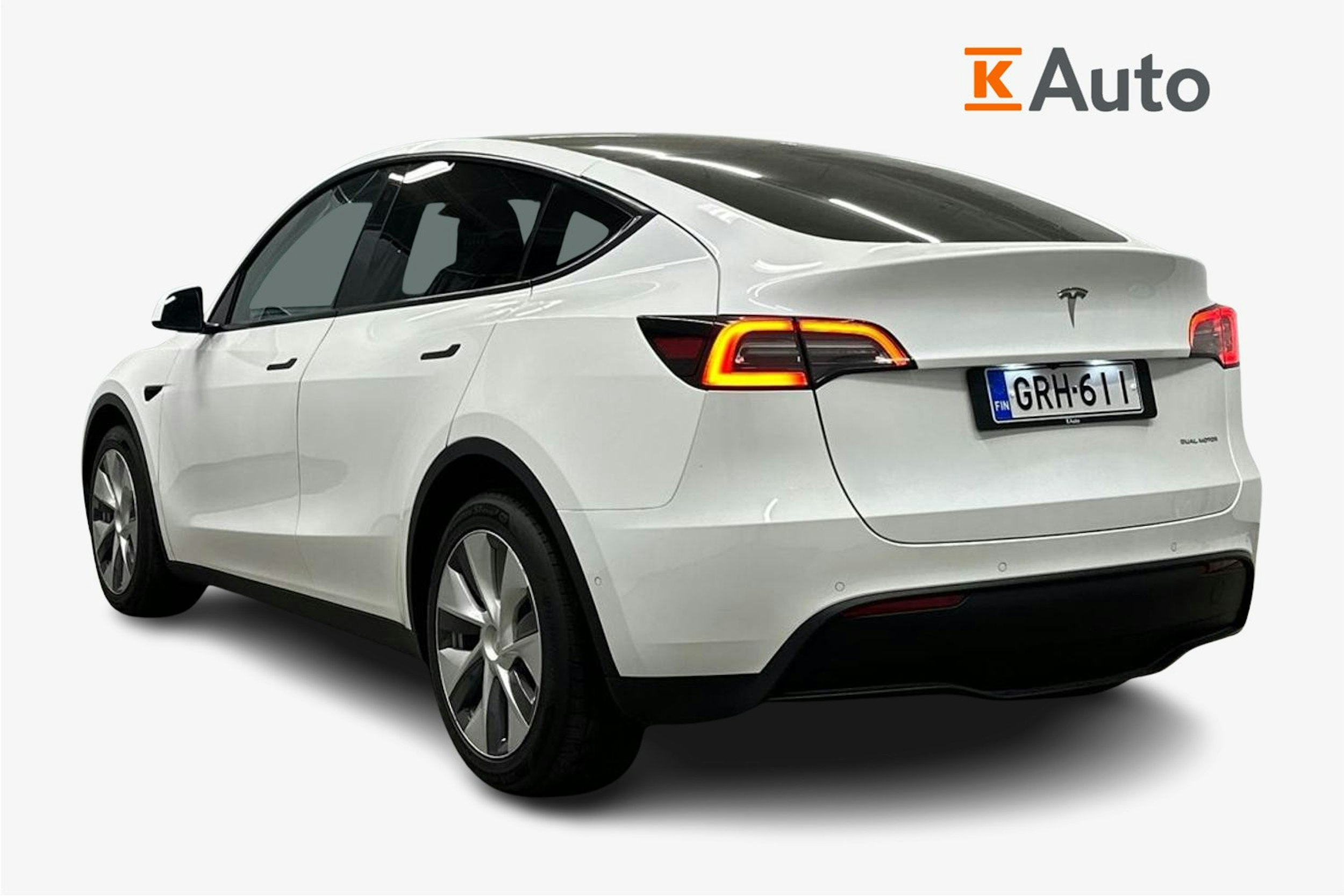 valkoinen Tesla Model Y 2021 kuva 2.