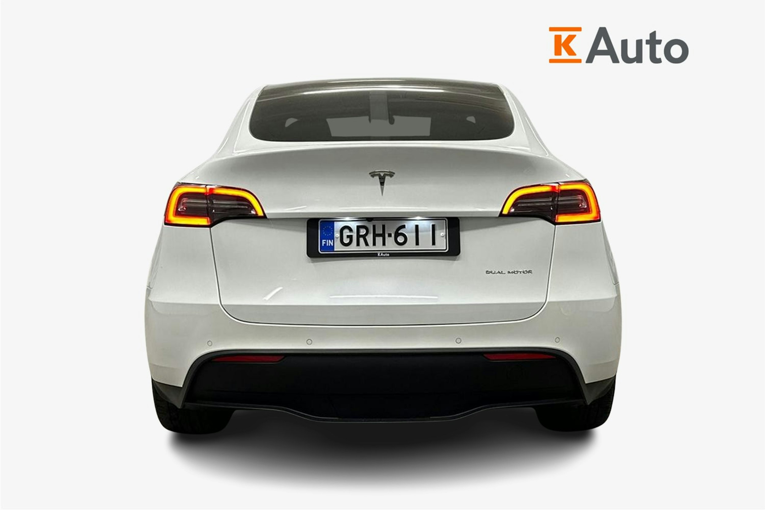 valkoinen Tesla Model Y 2021 kuva 3.