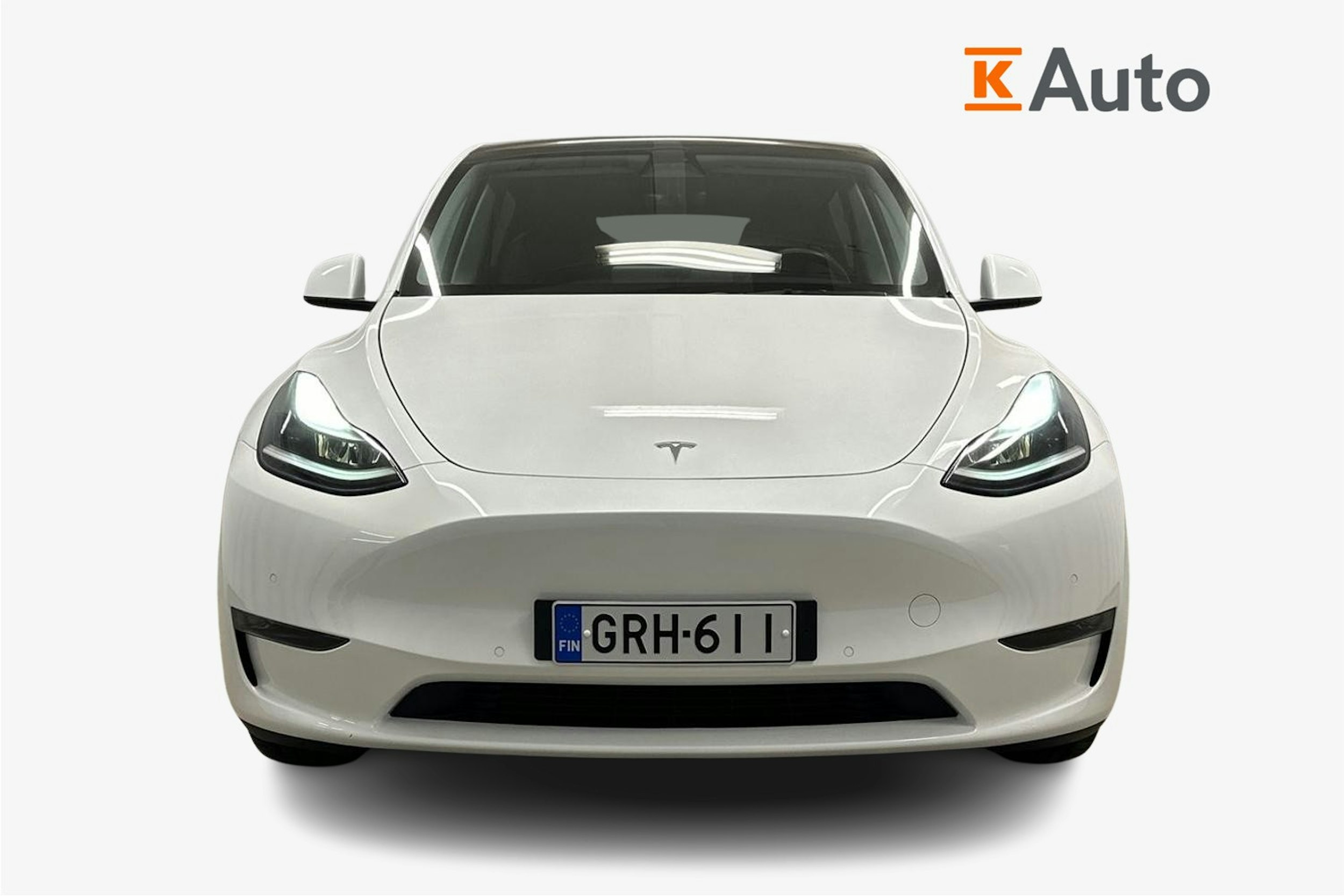 valkoinen Tesla Model Y 2021 kuva 5.