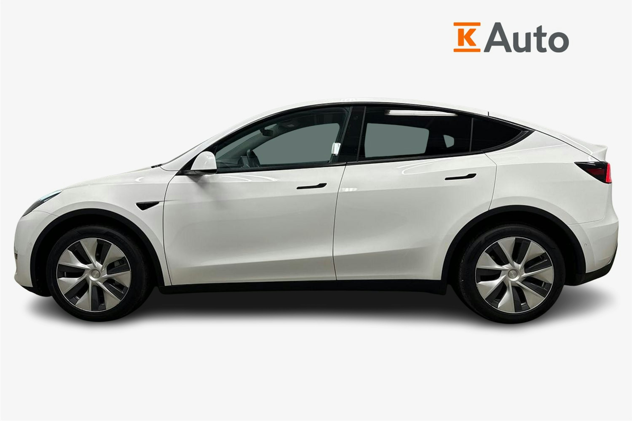 valkoinen Tesla Model Y 2021 kuva 6.