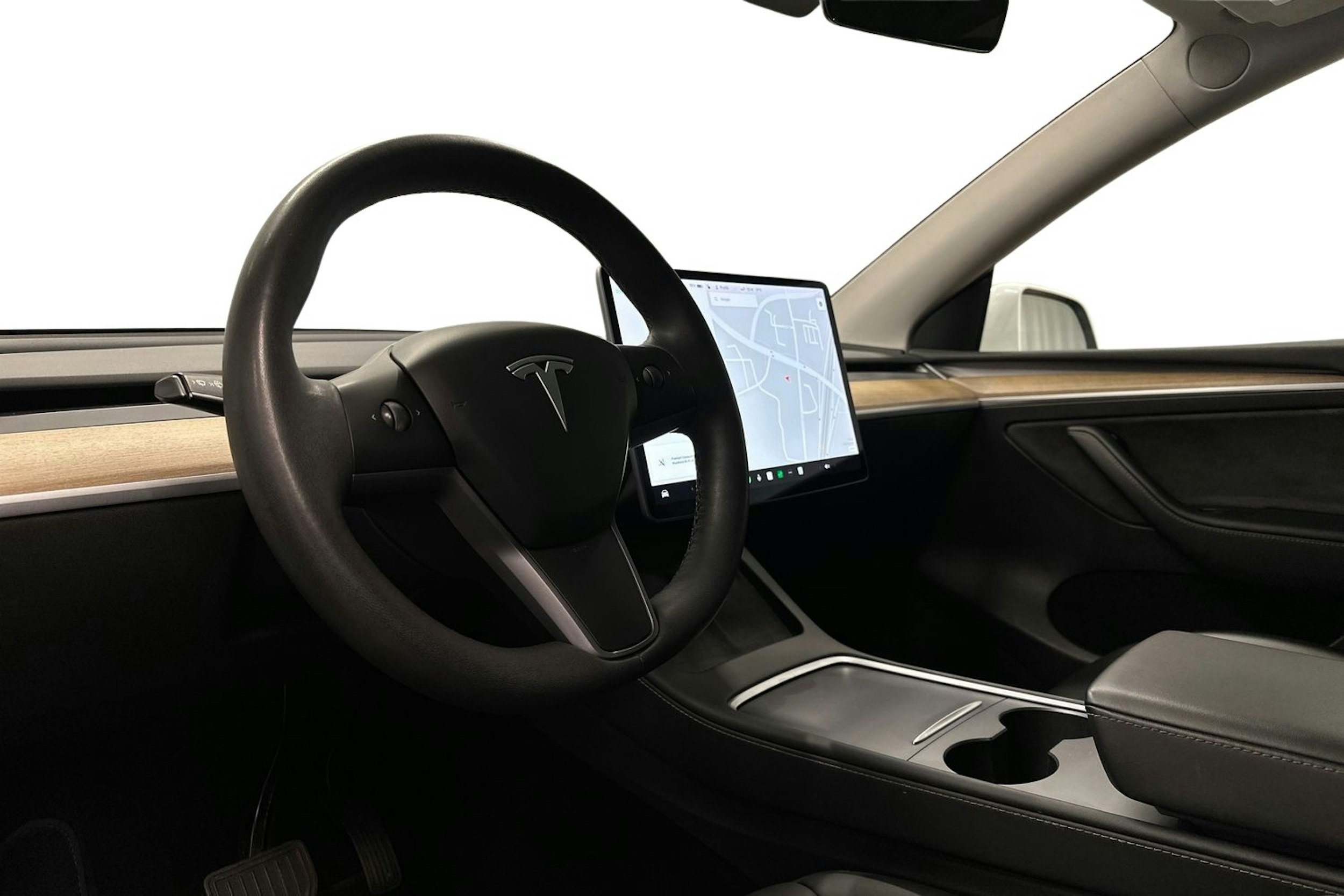 valkoinen Tesla Model Y 2021 kuva 7.