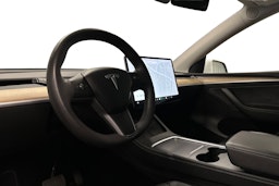 valkoinen Tesla Model Y 2021 kuva 7.