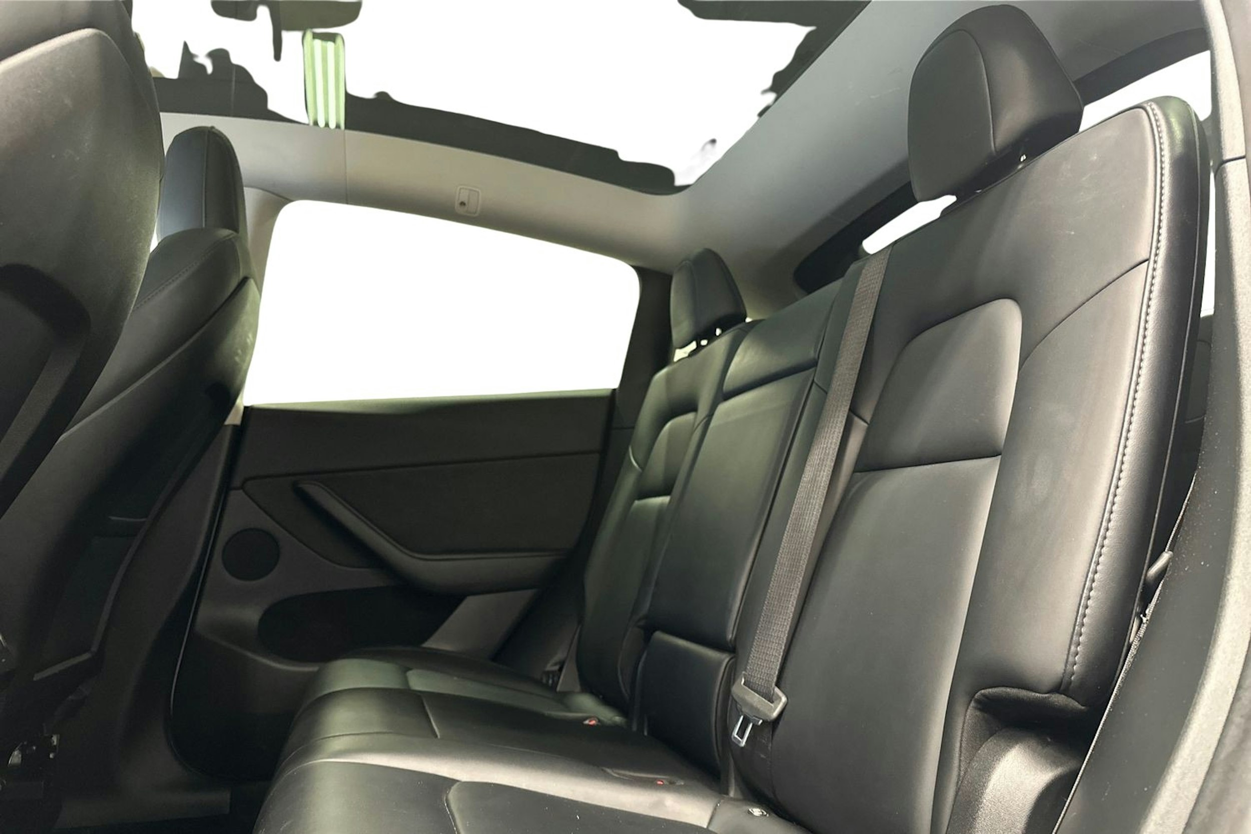 valkoinen Tesla Model Y 2021 kuva 10.