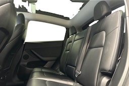 valkoinen Tesla Model Y 2021 kuva 10.