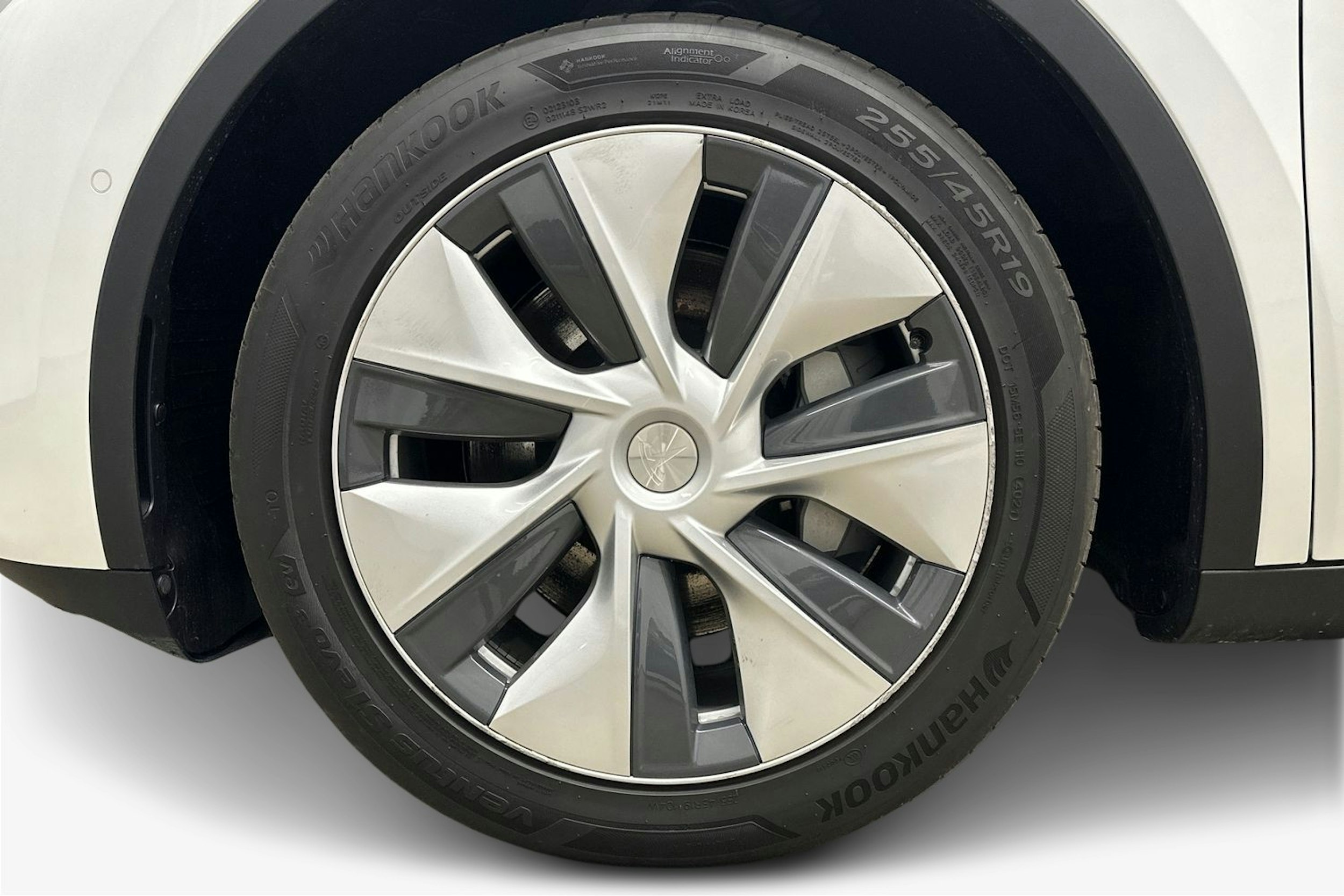 valkoinen Tesla Model Y 2021 kuva 11.