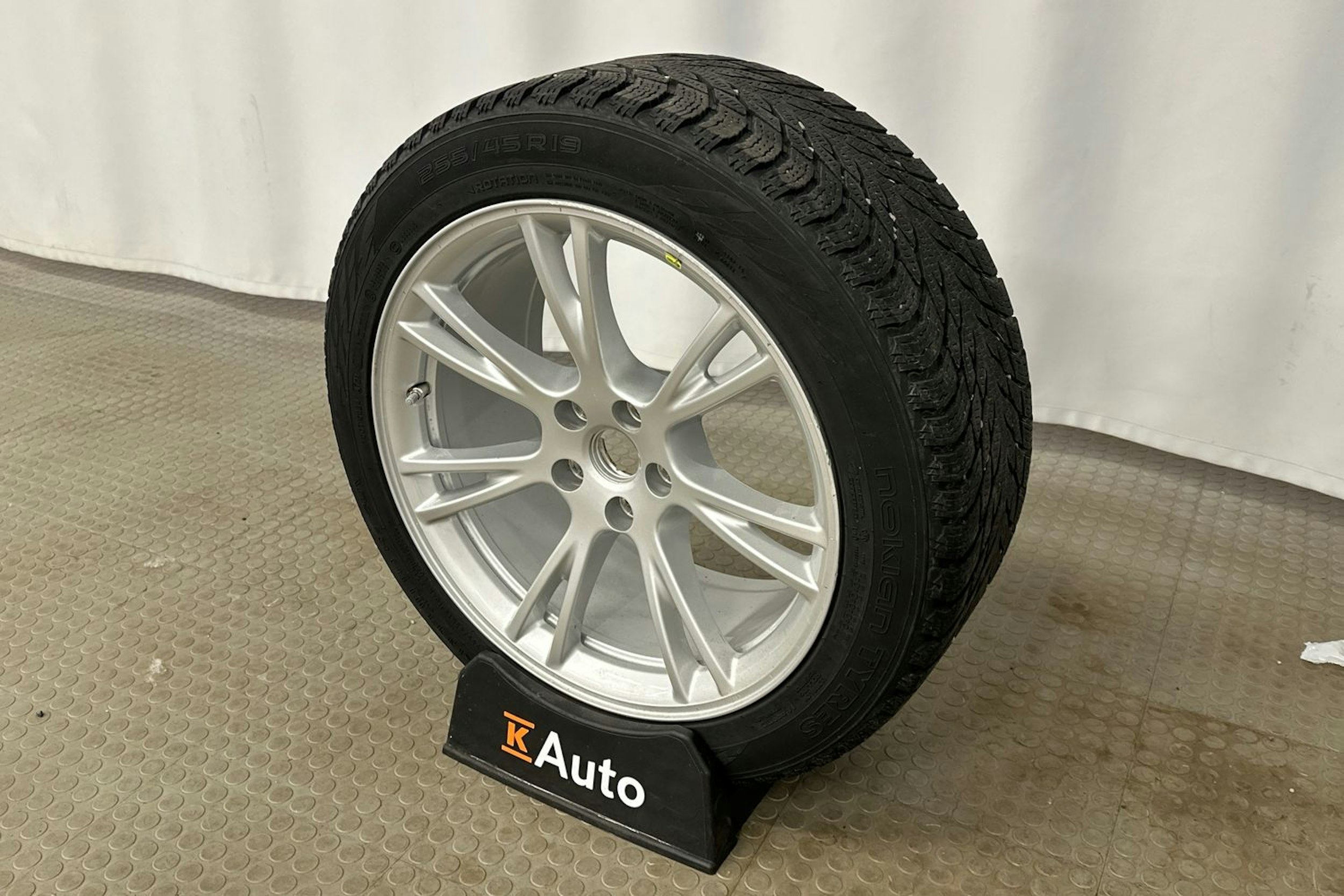 valkoinen Tesla Model Y 2021 kuva 13.