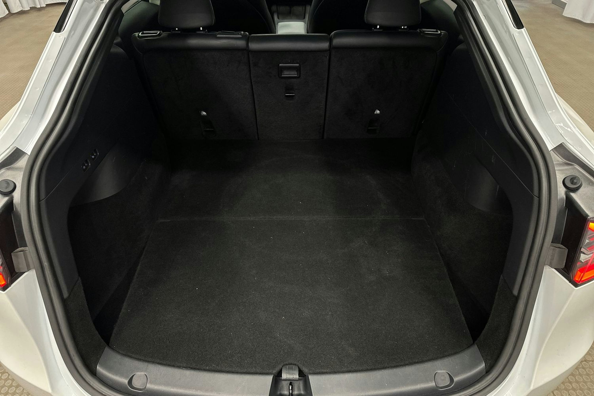 valkoinen Tesla Model Y 2021 kuva 14.