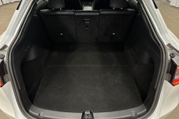 valkoinen Tesla Model Y 2021 kuva 14.
