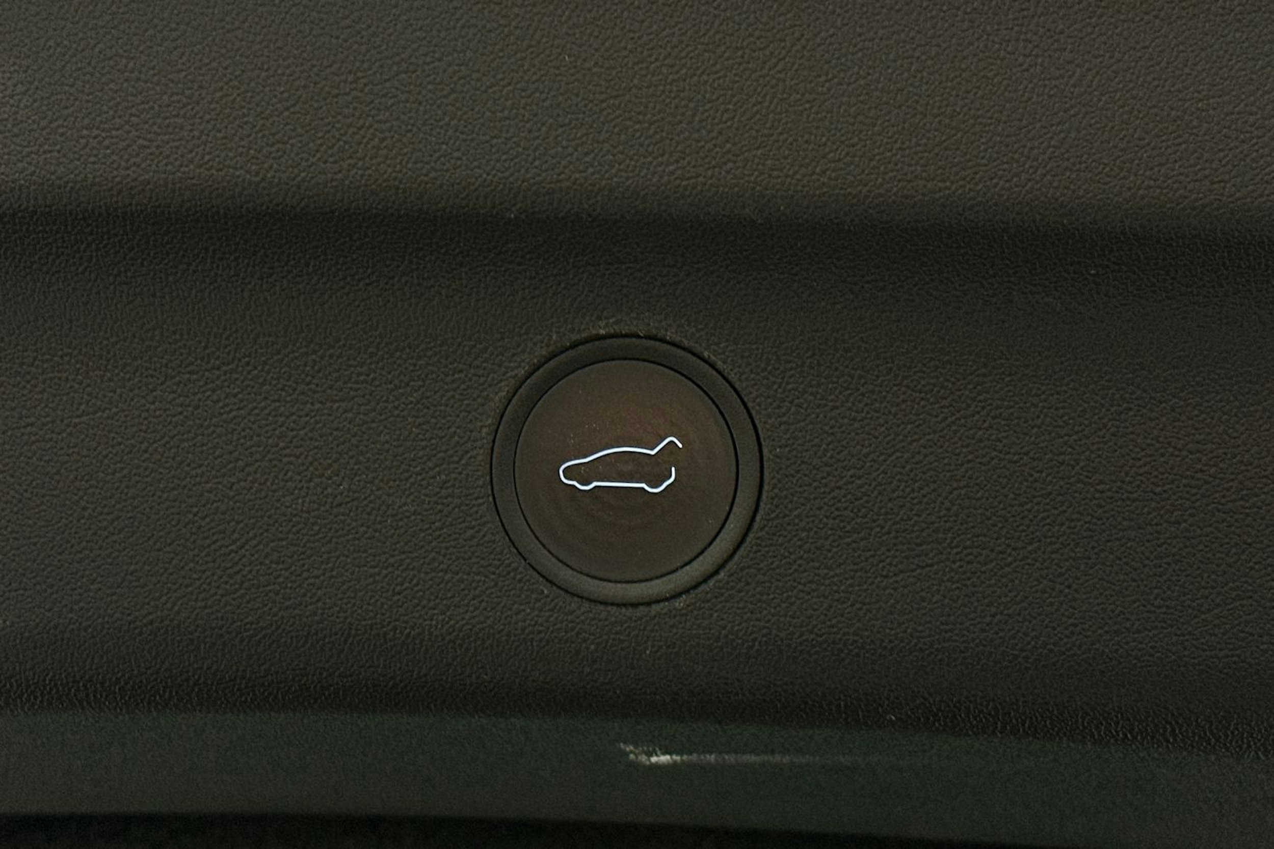 valkoinen Tesla Model Y 2021 kuva 15.