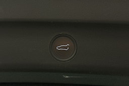 valkoinen Tesla Model Y 2021 kuva 15.