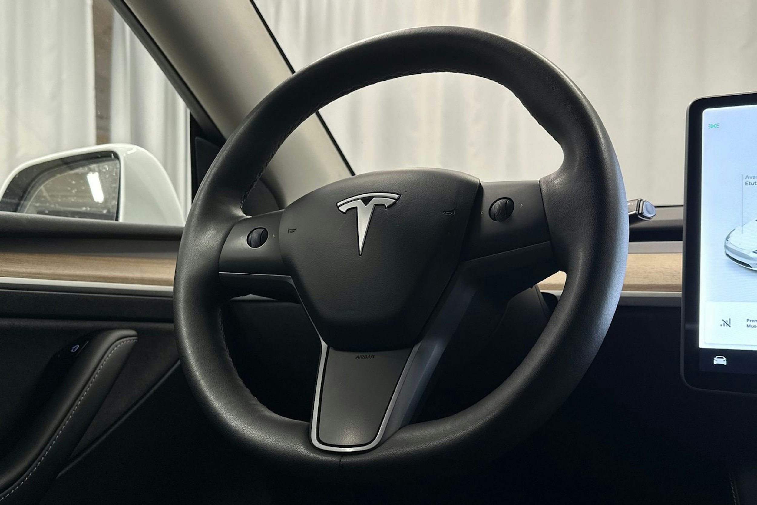 valkoinen Tesla Model Y 2021 kuva 16.