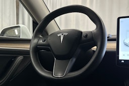 valkoinen Tesla Model Y 2021 kuva 16.