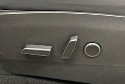 valkoinen Tesla Model Y 2021 kuva 17.