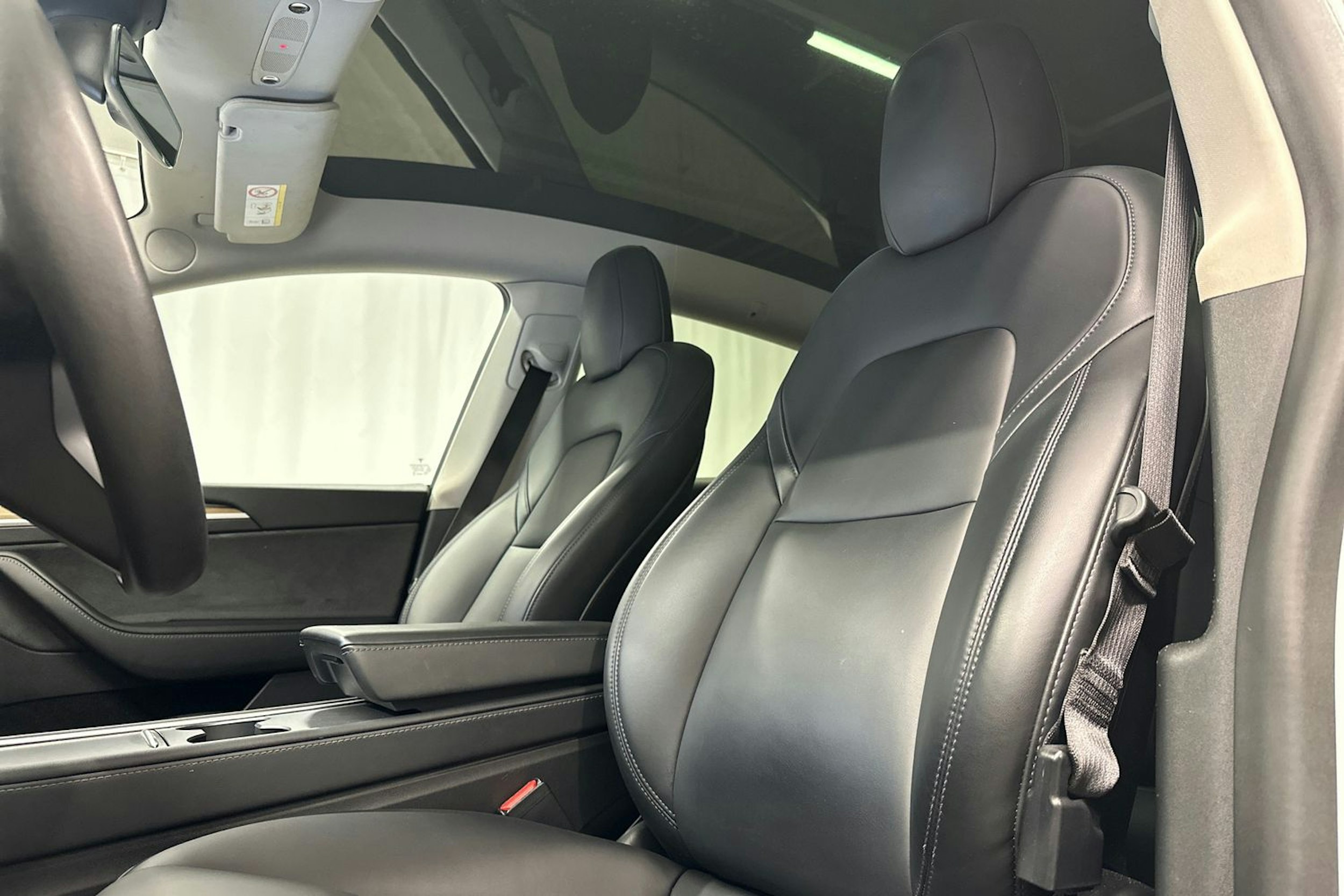 valkoinen Tesla Model Y 2021 kuva 18.