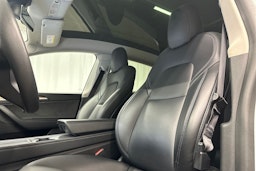 valkoinen Tesla Model Y 2021 kuva 18.
