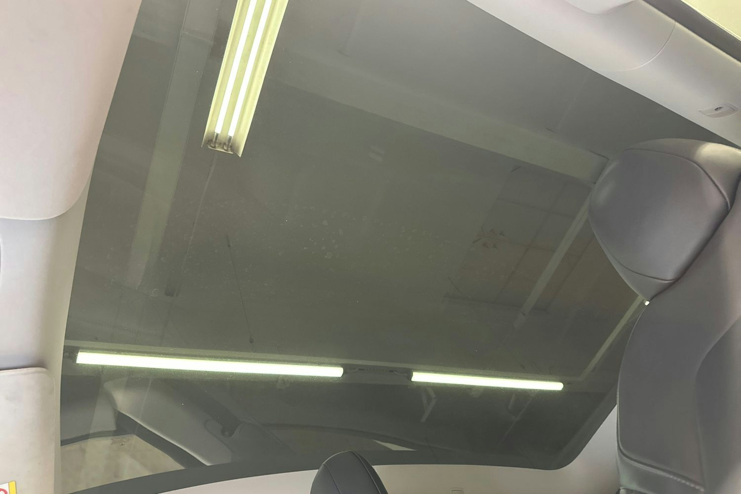 valkoinen Tesla Model Y 2021 kuva 19.