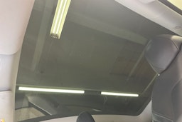 valkoinen Tesla Model Y 2021 kuva 19.