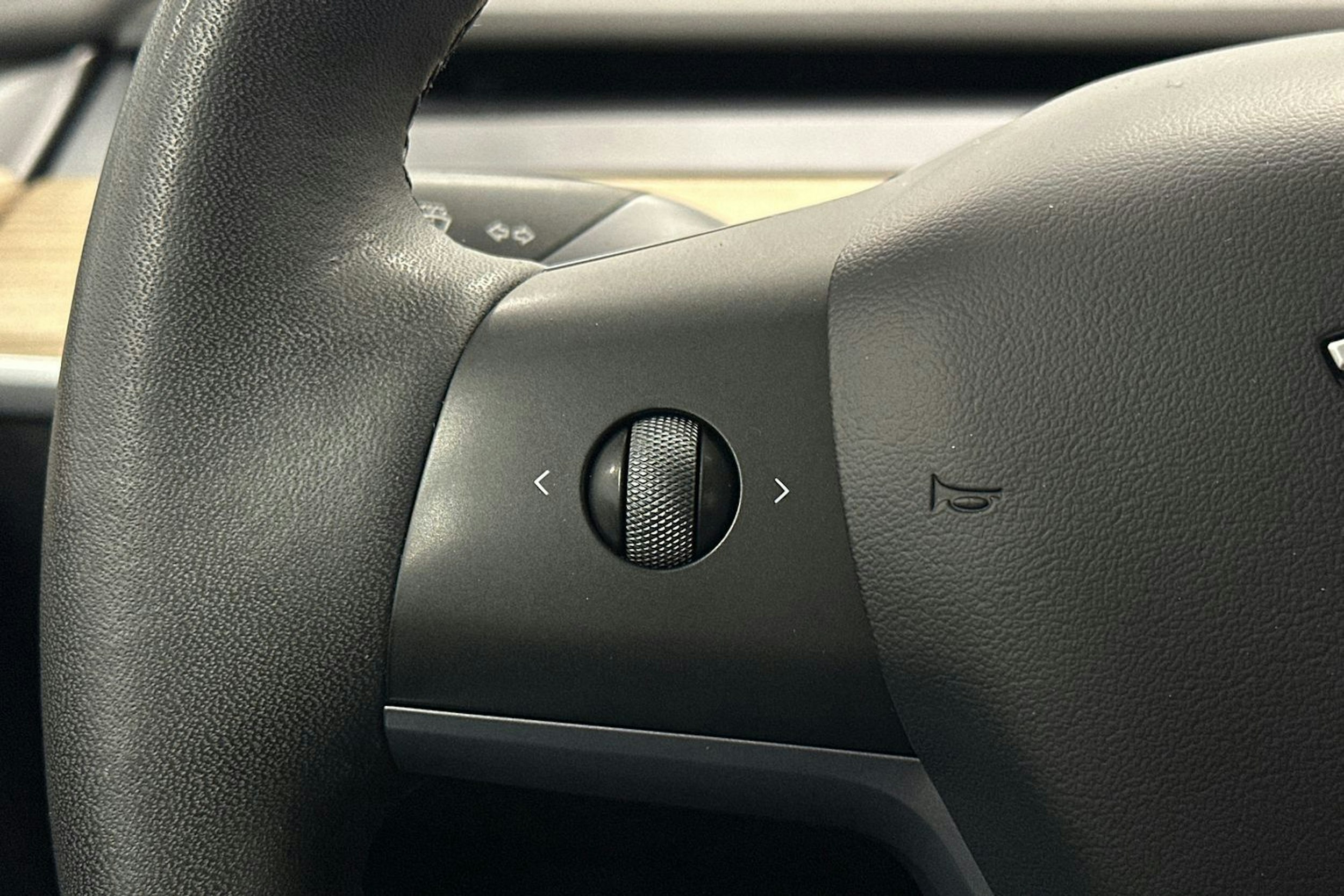valkoinen Tesla Model Y 2021 kuva 21.
