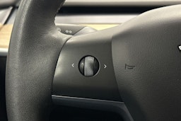 valkoinen Tesla Model Y 2021 kuva 21.