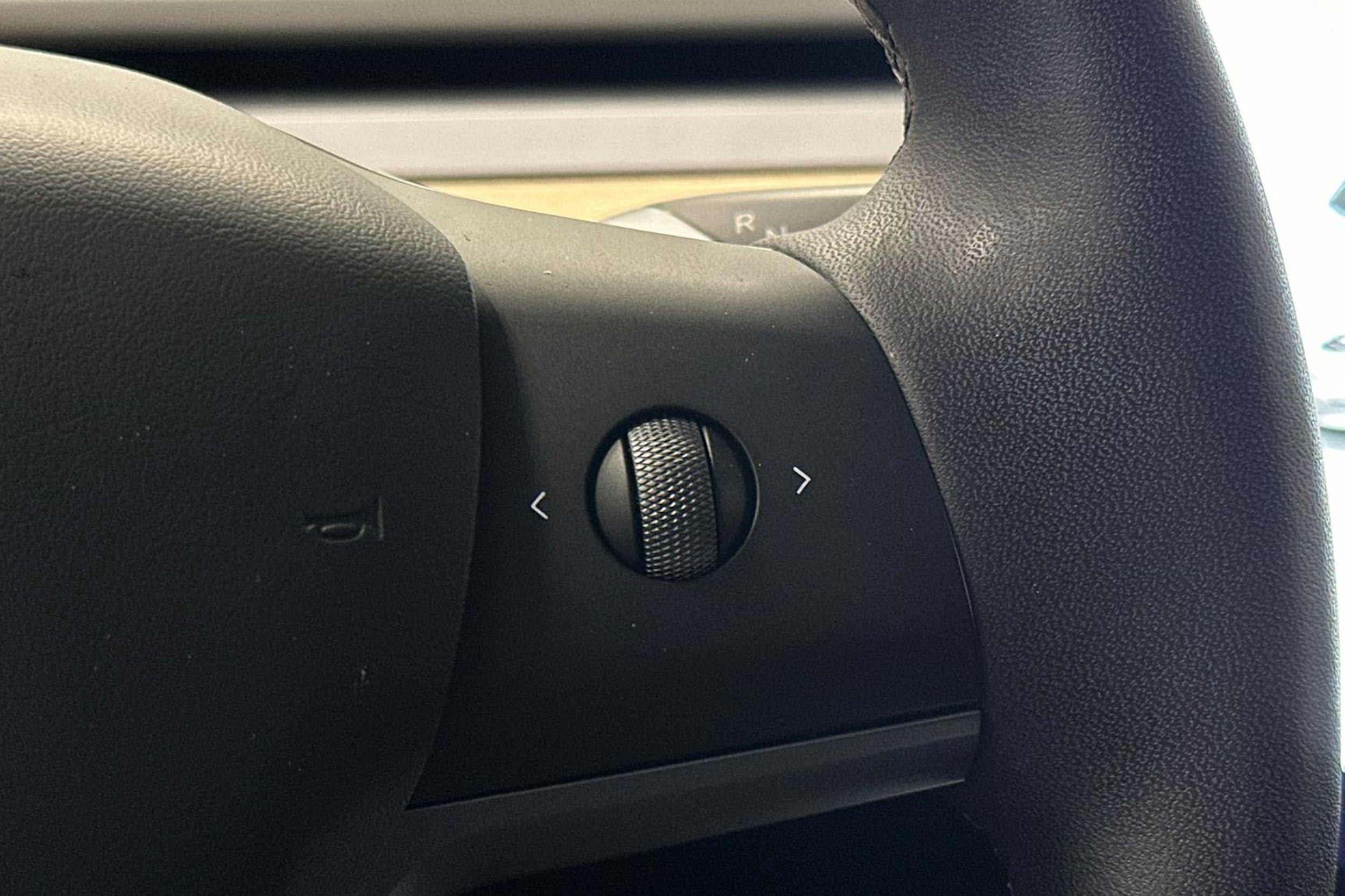 valkoinen Tesla Model Y 2021 kuva 22.