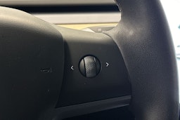 valkoinen Tesla Model Y 2021 kuva 22.