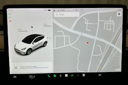 valkoinen Tesla Model Y 2021 kuva 23.