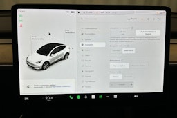 valkoinen Tesla Model Y 2021 kuva 24.
