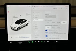 valkoinen Tesla Model Y 2021 kuva 26.