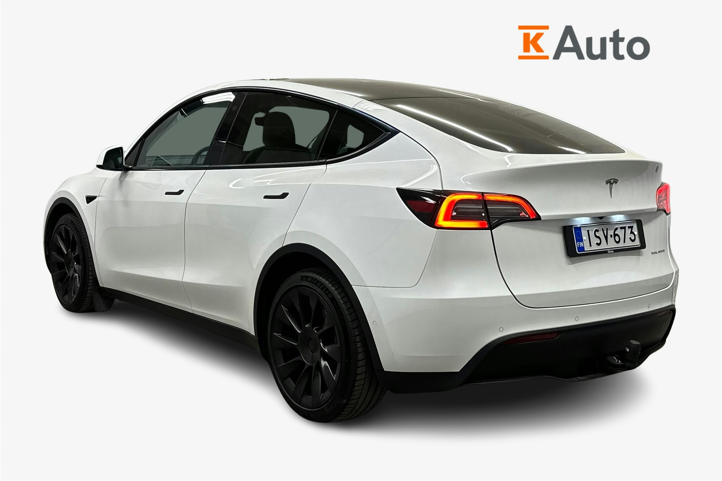 valkoinen Tesla Model Y 2021 kuva 2.