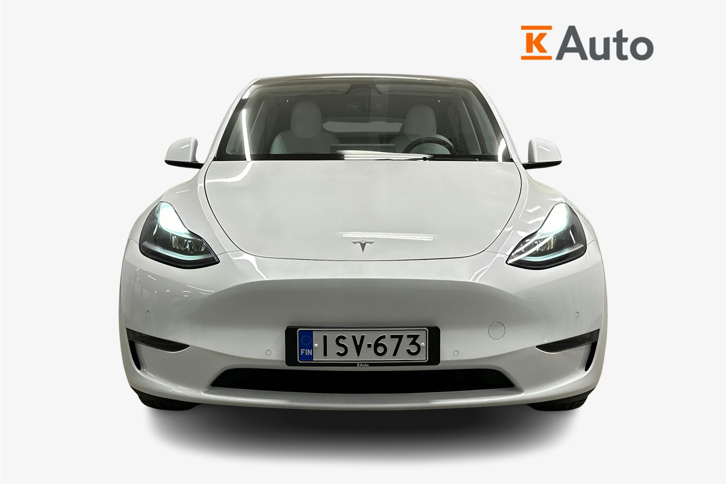 valkoinen Tesla Model Y 2021 kuva 5.