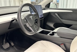 valkoinen Tesla Model Y 2021 kuva 7.