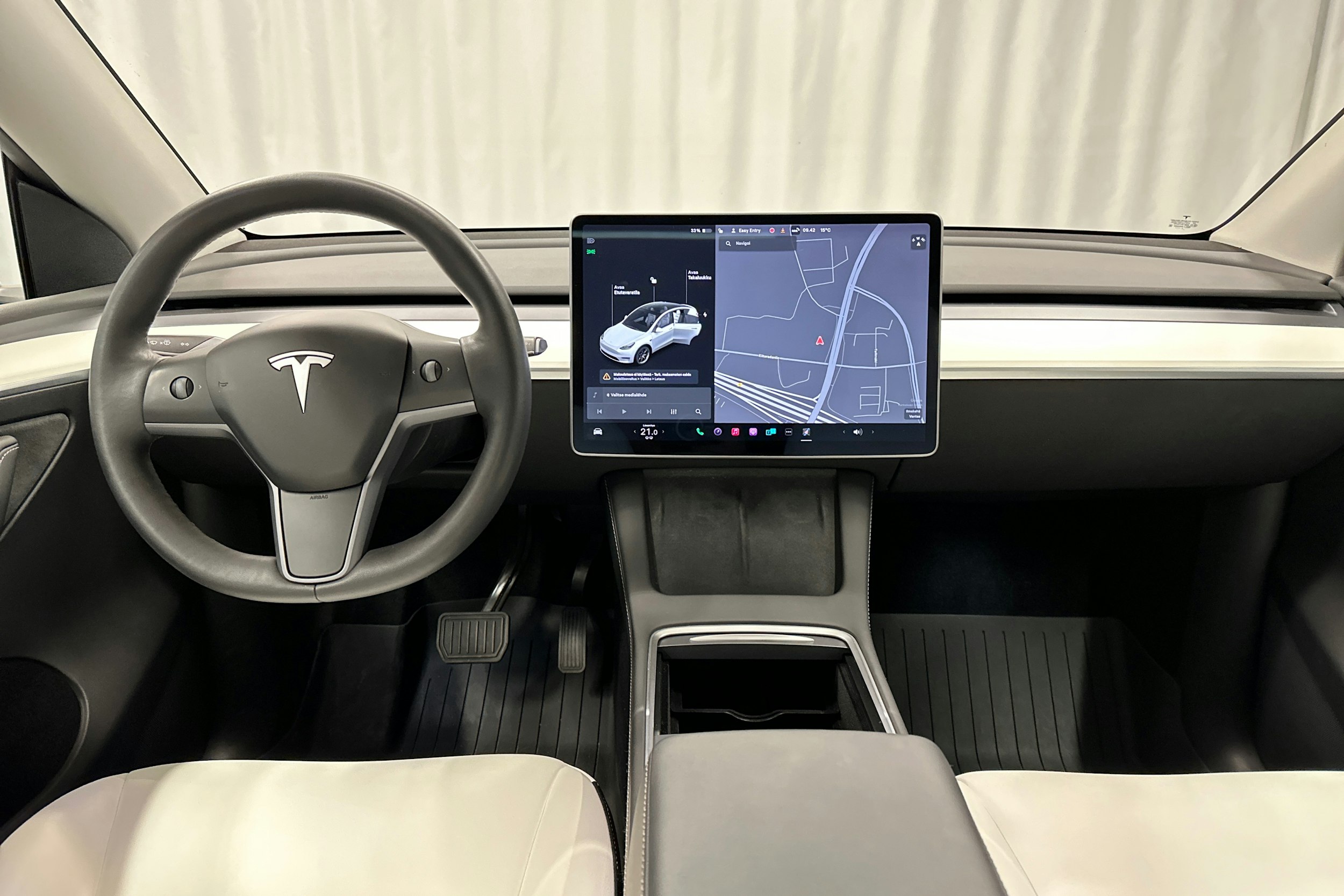 valkoinen Tesla Model Y 2021 kuva 9.